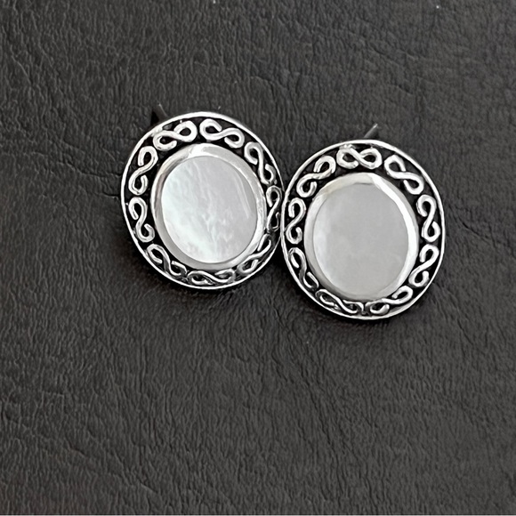 Vintage sterling silver mother of pearl stud earrings - Picture 5 of 9